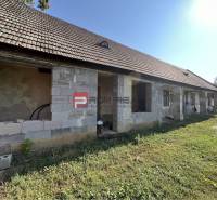 Nedokončená stavba na pozemku pro bydlení, Hlavní ulice, Viničné.