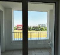 Balkon s výhledem do okolí v 2pokojovém bytě.