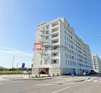 Bytový dům na ulici Labutia, Bratislava V, nabízí 2-pokojové byty s balkony.