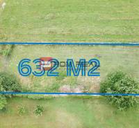 Pozemky - bydlení, 632 m² v Mariance, Na Tálkách, obklopené zelení a cestou.