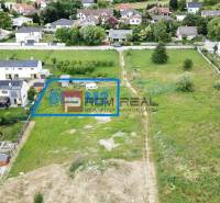 Pozemky - bydlení v Mariance na Na Ovsisku, s výměrou 800 m², obklopené zelení a domy.
