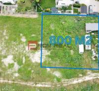 Pozemek k bydlení v Mariance na ulici Na Ovsisku, rozloha 800 m², travnatý terén.