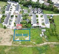 Pozemek o rozloze 800 m² v Mariance, Na Ovsisku, obklopený rezidenčními domy pro bydlení.