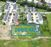 Pozemek na bydlení, 1600 m², na ulici Na Ovsisku v Mariance, obklopený rezidenční zástavbou.