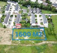 Letecký pohled na pozemky Na Ovsisku v Mariance, vhodné pro bydlení, 1600 m².