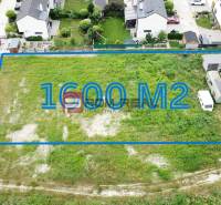 Pozemky - bydlení v Mariance, Na Ovsisku, 1600 m², s okolními moderními domy.