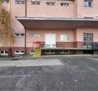 Budova s nakládací rampou na Púchovské ulici, Bratislava III, sklady a haly.