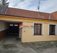 Rodinný dům na Sluneční ulici v Pezinku s garáží a satelitní anténou.