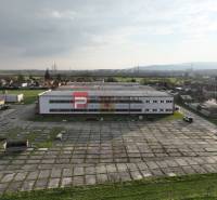 Výrobní prostory na Pezinské ulici ve Vinosadech obklopené zelenými plochami a cestami.