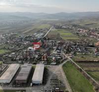 Pohled na výrobní prostory ve Vinosadech na Pezinské ulici obklopené vinicemi.