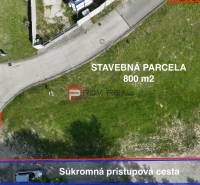 Stavební parcela 800 m² s přístupovou cestou na ulici Na tálkoch v Mariance.