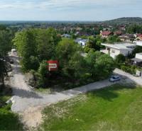 Pozemky - bydlení v Mariance na ulici Na tálkoch, obklopené zelení a domy.