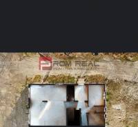 Letecký pohled na základy rodinného domu v Dunajské Stredě, obklopené stavebním pozemkem.