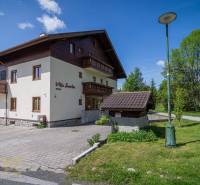 Rekreační apartmán ve Vysokých Tatrách s parkovištěm, trávníkem a slunečným počasím.