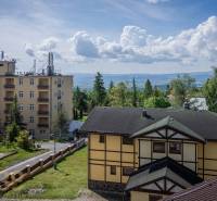 Budovy v krásném prostředí Vysokých Tater, Rekreační apartmán obklopený zelení a horami.