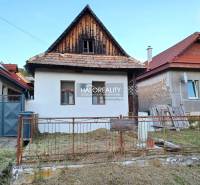 Rodinný dům v Ladzanech s tradiční architekturou, bílou fasádou a šikmou střechou.