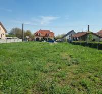 Zahrada v Cabaji-Čápore obklopená domy, vhodná pro pozemky - bydlení.
