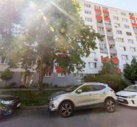 Bytový dům na Wolkrově ulici, Bratislava - Petržalka, s parkujícími auty před ním.