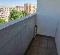 Balkon s výhledem na paneláky na Petzwalově ulici v Nitře, u 2pokojového bytu.