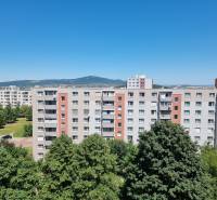 Pohled na bytové domy v Nitře na Petzwalově ulici, s výhledem na okolní přírodu.