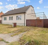 Rodinný dům na ulici Hoštáky v Sološnici se dvěma okny a velkou bránou.