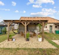 Dřevěná pergola s lavičkou a houpacími sítěmi na zahradě rodinného domu v Sološnici, Hoštáky.