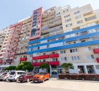 Bytový dům s barevnými balkony na Saratovské ulici, Bratislava - Dúbravka.