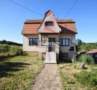 Rodinný dům v Topoľčiankách s tradiční architekturou, zahrada a okolní příroda.