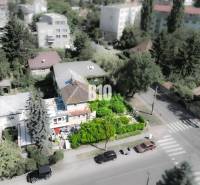 Rodinný dům v Bratislavě - Starém Městě obklopený zelení, s přilehlou zahradou.