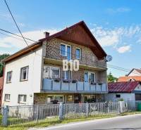 Rodinný dům v Turzovce s květinami na balkóně a satelitní anténou.