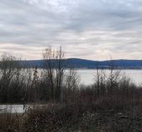 Rekreační pozemky na ulici Eva v Holčíkovcích nabízejí výhled na jezero a hory.