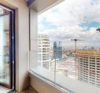 Balkon 2-pokojového bytu s výhledem na věže a jeřáby v Bratislavě - Starém Městě.