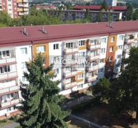 Pohled na bytový dům v Rimavské Sobotě s nabídkou 3-pokojového bytu.