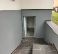 Vstup do suterénu rodinného domu v Sabinově na ulici Nezabudova.