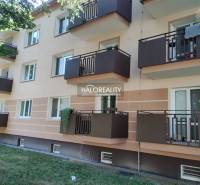 Exteriér bytového domu s 2-pokojovými byty v Žiaru nad Hronom, balkóny a zeleň.