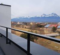 Výhled z balkonu na panoramu Tater ve městě Svit na Jilemnického ulici.