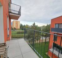 Balkon v 2-pokojovém bytě na Jilemnického ulici ve městě Svit s výhledem na zeleň.