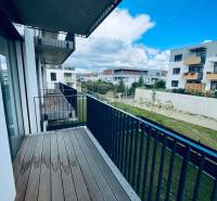 Balkon s výhledem na moderní bytové domy v Bratislavě - Záhorská Bystrica.