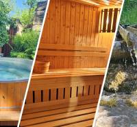 V rodinném domě na Donovalech je dřevěná káď, sauna a přírodní vodopád.