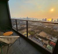 Balkon s výhledem na město Pattaya a západ slunce z 3pokojového bytu.