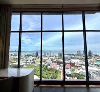 Výhled ze 4pokojového bytu na panoráma města Pattaya a pobřeží.