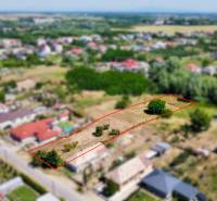 Pozemek k bydlení na Mlynské ulici v Bílé. Okolní zástavba, příroda.