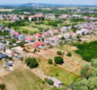 Exteriérová fotografie z Bielu na Mlynské ulici: Pozemky - bydlení, venkovské prostředí, rozloha.