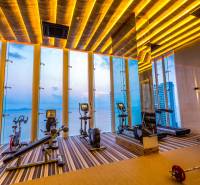 Fitness centrum s výhledem na moře a moderním vybavením v rámci výstavby bytů.