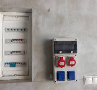 Elektrická rozvodná skříň a zásuvky v rodinném domě.