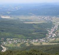 Letecký pohled na zemědělské a lesní pozemky v okolí Zemplínských Hámrů, lesy a vesnice.
