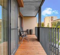 Balkon v 2-pokojovém bytě s výhledem na Seberíniho ulici v Ružinově, Bratislava.
