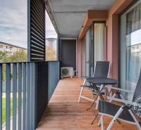 Balkon s posezením v 2-pokojovém bytě na Seberíniho ulici v Bratislavě - Ružinově.