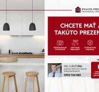 Moderní kuchyně s ostrůvkem a barovými židlemi v 2pokojovém bytě.