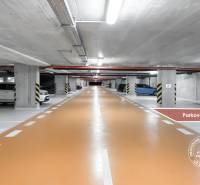 Podzemní garáž s parkovacími místy na Seberíniho ulici v Bratislavě - Ružinově.
